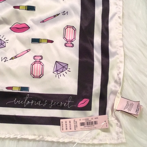 Victoria’s Secret 3 pcs travel case w/ satin cloth - Picture 4 of 7